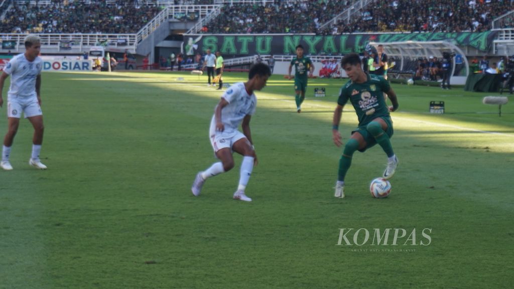 Aksi penyerang Persebaya Surabaya, Bruno Moreira, saat menghadapi tim tamu Arema FC di pekan ke-13 Liga 1 di Stadion Gelora Bung Tomo, Surabaya, Jawa Timur, Sabtu (23/9/2023).