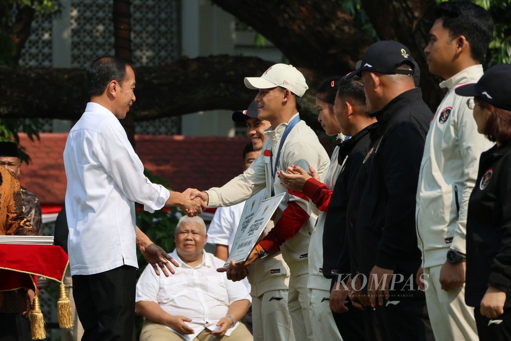 Presiden Joko Widodo menerima para atlet yang baru kembali ke Tanah Air seusai berlaga di Olimpiade Paris 2024 di halaman tengah Istana Merdeka dan Istana Negara, Jakarta, Kamis (15/8/2024). Presiden menyerahkan bonus secara simbolis kepada atlet angkat besi 73 kg Rizki Juniansyah.