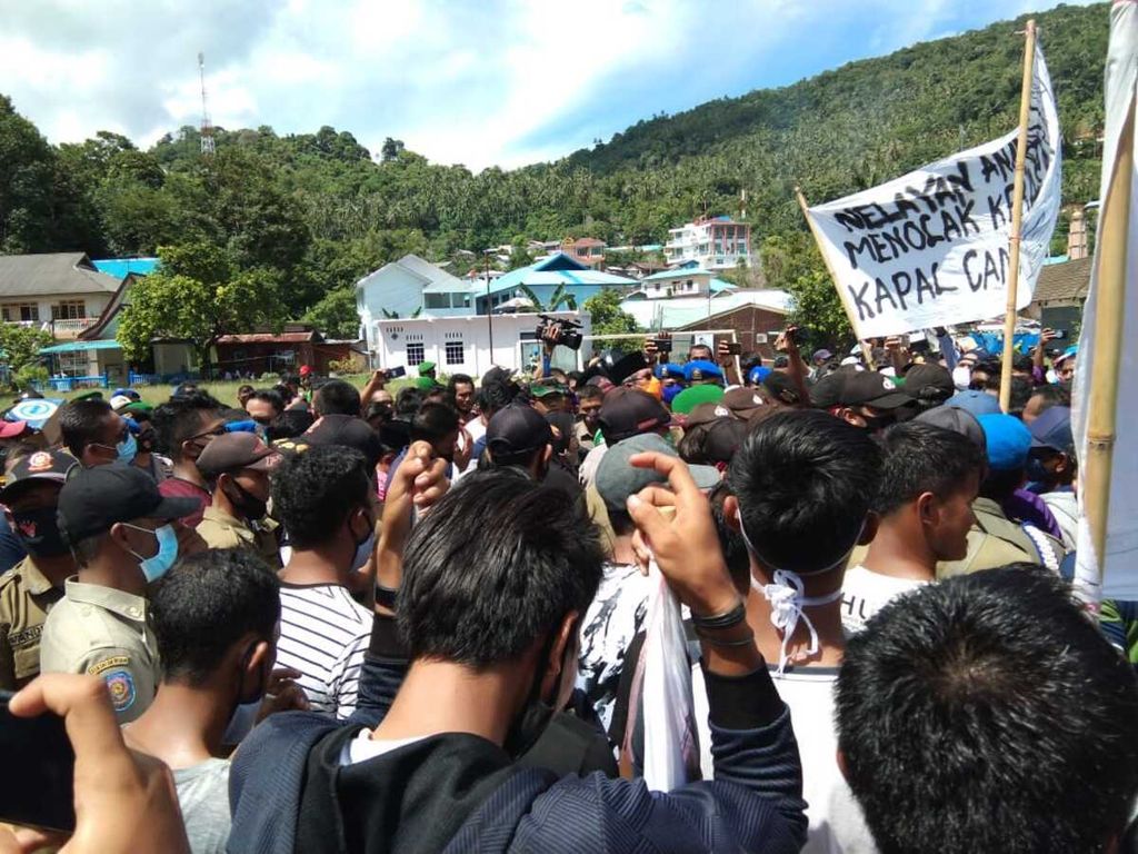 Nelayan tradisional berunjuk rasa di depan Gedung Dewan Perwakilan Rakyat Daerah Kepulauan Anambas, Kamis (3/9/2020). Mereka menolak aktivitas kapal cantrang di Laut Natuna.