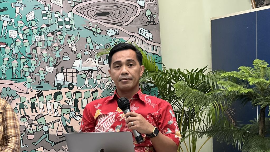 Direktur Eksekutif TuK Indonesia Edi Sutrisno saat konferensi pers di Jakarta pada Selasa (18/10/2022).