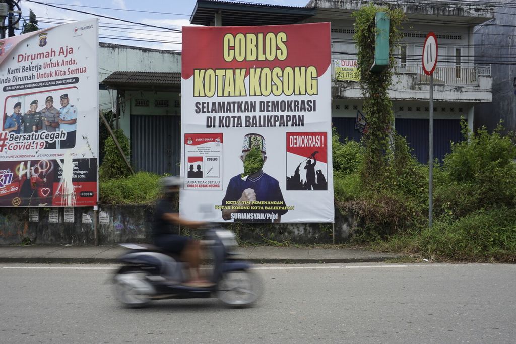 Sebuah spanduk yang mengajak warga untuk mencoblos kolom kosong atau kotak kosong jika tidak setuju dengan calon tunggal yang ada di Pilkada 2020 Kota Balikpapan, Kalimantan Timur, Sabtu, 26 September 2020. 