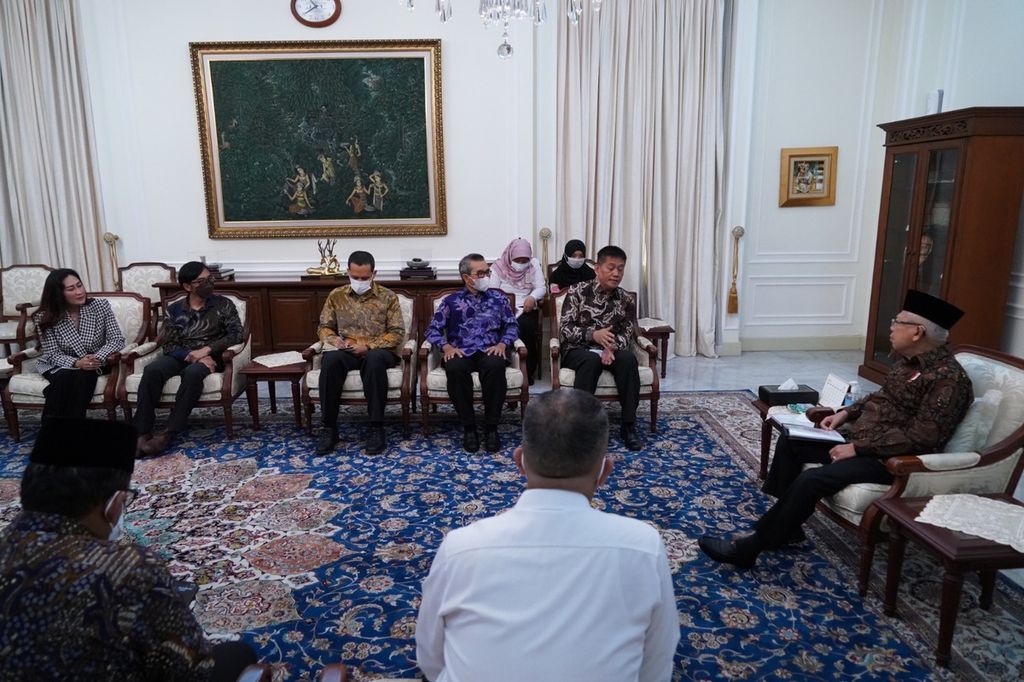 Wakil Presiden Ma’ruf Amin saat menerima pimpinan Shrimp Club Indonesia (SCI), perhimpunan petambak udang intensif, di Istana Wakil Presiden Jakarta, Senin (8/5/2023). 