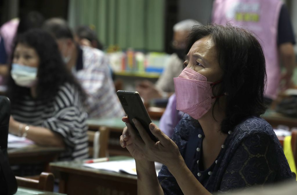 Para lansia di salah satu kelas Fake News Cleaner tengah belajar mengidentifikasi berita palsu, di kota Kaohsiung, Taiwan, 16 Maret 2023. 