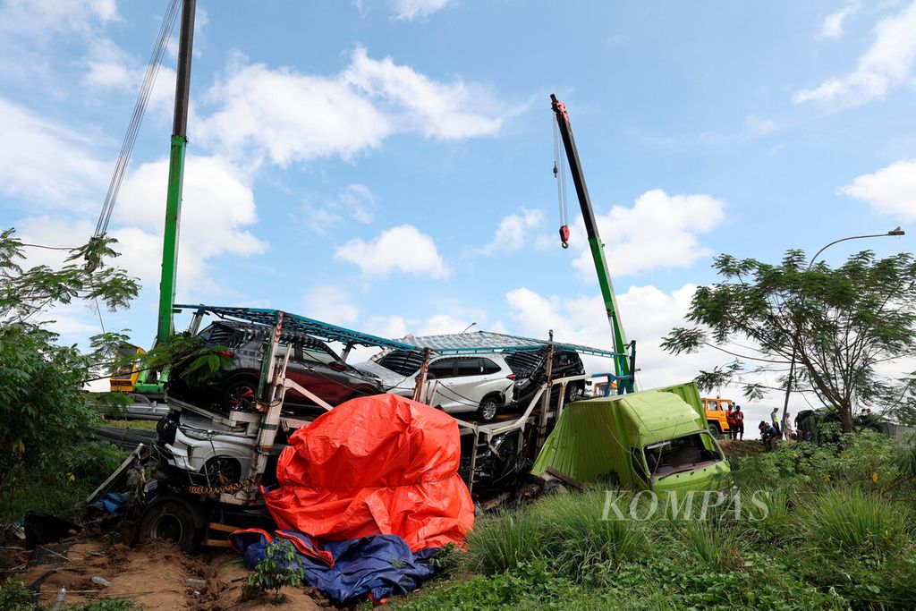 Proses pemindahan tiga truk yang terlibat dalam tabrakan beruntun di jalan tol ruas Semarang-Surakarta, Kabupaten Boyolali, Jawa Tengah, Jumat (14/4/2023). 