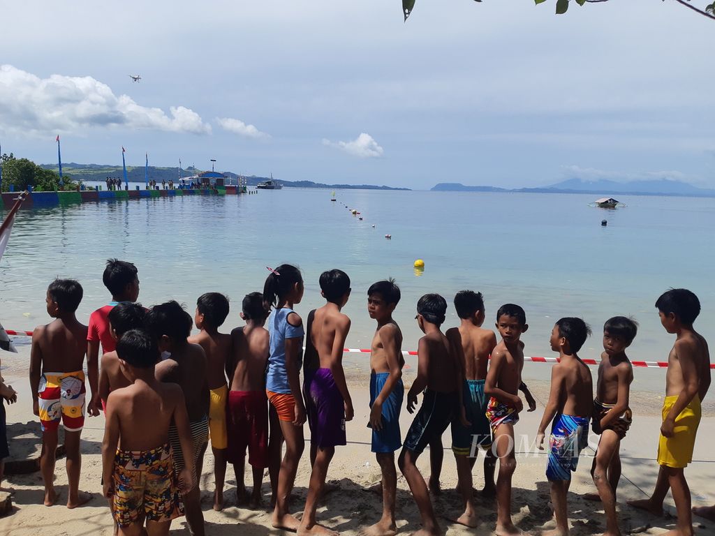 Anak-anak bersiap mengikuti kompetisi berenang di Desa Talise, Pulau Talise, Minahasa Utara, Sulawesi Utara, Senin (31/5/2021). Desa itu ditetapkan sebagai Kampung Bahari Nusantara pertama di wilayah Pangkalan Utama Angkatan Laut VIII Manado.