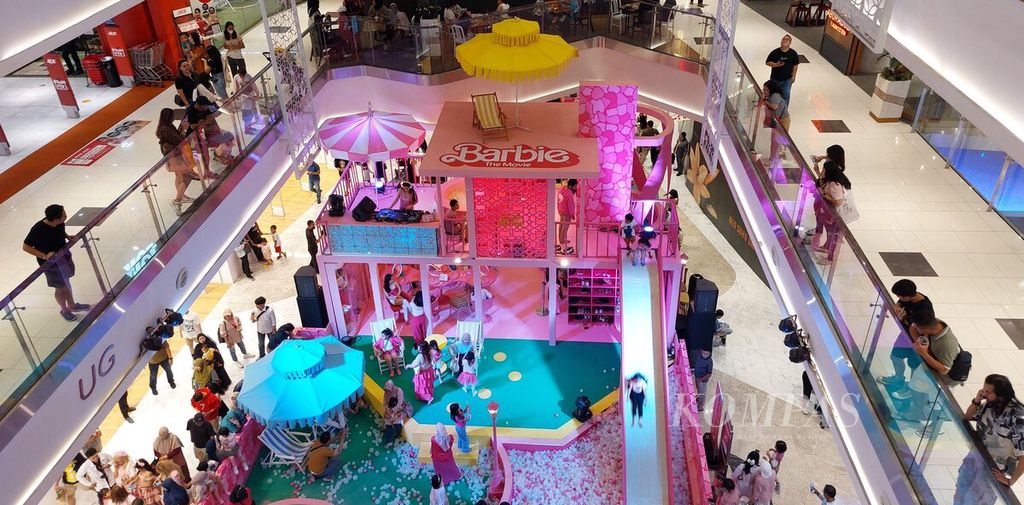 Area Barbie Dream House di Mal Neo Soho, Jakarta Barat, Sabtu (22/7/2023). Film<i> Barbie</i> yang disutradarai oleh Greta Gerwing mulai tayang di bioskop Indonesia pada 19 Juli 2023 atau dua hari lebih awal dari rilis di bioskop Amerika Serikat dan beberapa negara lainnya. 