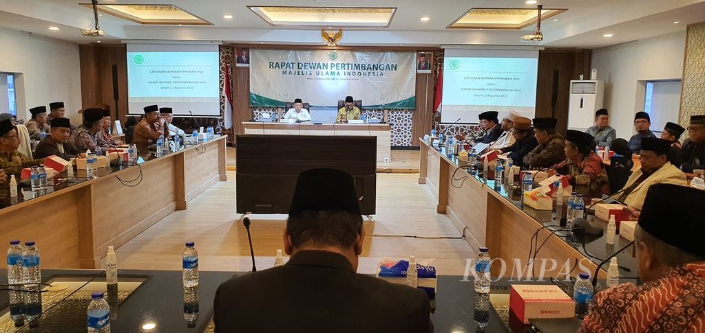 Ketua Dewan Pertimbangan Majelis Ulama Indonesia Ma'ruf Amin memimpin rapat Dewan Pertimbangan MUI di Kantor MUI, Jakarta, Rabu (2/8/2023).
