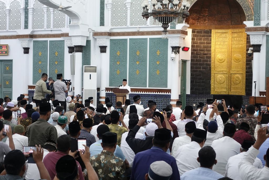 Wakil Presiden Ma’ruf Amin saat menyampaikan tausiah seusai menunaikan ibadah shalat Isya dan sebelum shalat Tarawih berjemaah di Masjid Raya Baiturrahman, Banda Aceh, Aceh, Rabu (29/3/2023) malam.