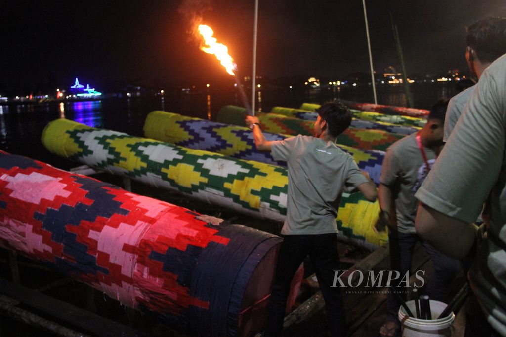 Pembukaan Festival Meriam Karbit di salah satu gang tepian Sungai Kapuas, Kota Pontianak, Kalimantan Barat, Kamis (20/4/2023) malam.