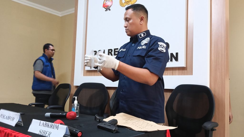 Tim penyidik menunjukkan senjata api yang digunakan Brigadir Ridhal Ali Tomi dalam rilis pengungkapan kasus bunuh diri, di markas Polres Metro Jakarta Selatan, Senin (29/4/2024).