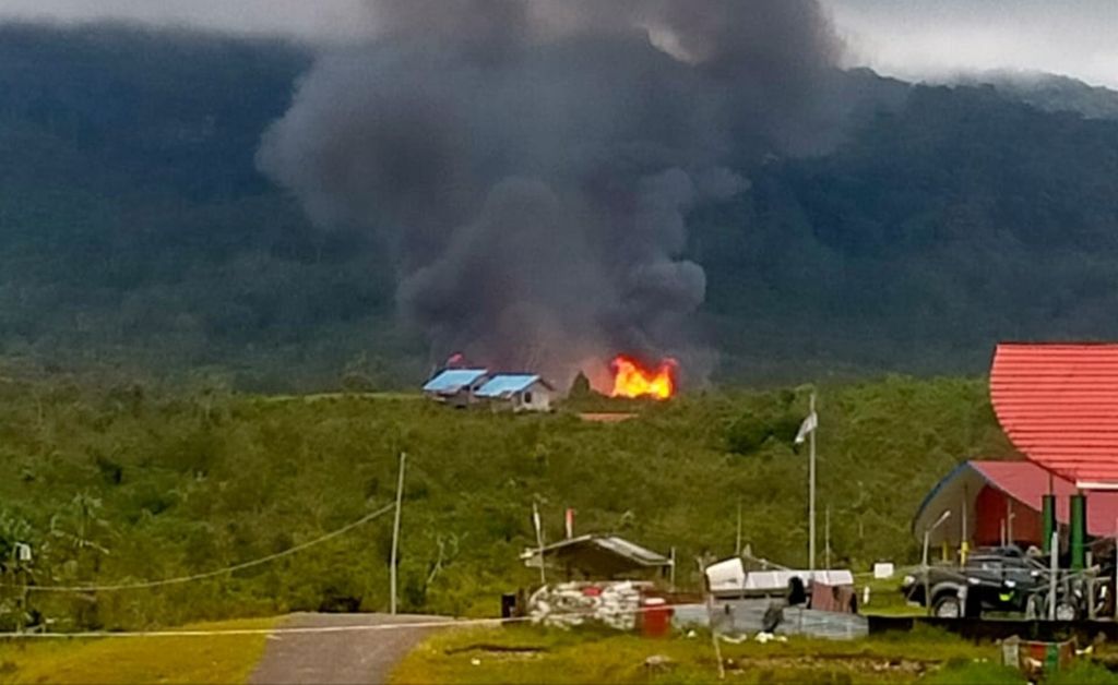 Kelompok kriminal bersenjata pimpinan Lamek Taplo membakar SMP Negeri Serambakon di Kabupaten Pegunungan Bintang, Papua, Selasa (14/12/2021) .