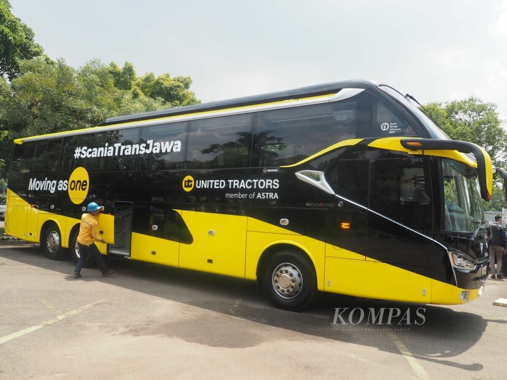 PT United Tractors Tbk secara resmi melakukan <i>branding</i> Scania terhadap bus yang dimiliki mitra usahanya di Jakarta, Selasa (2/4/2019). <i>Branding</i> dengan #ScaniaTransJawa ini dilakukan untuk memanfaatkan beroperasinya tol Trans-Jawa. 