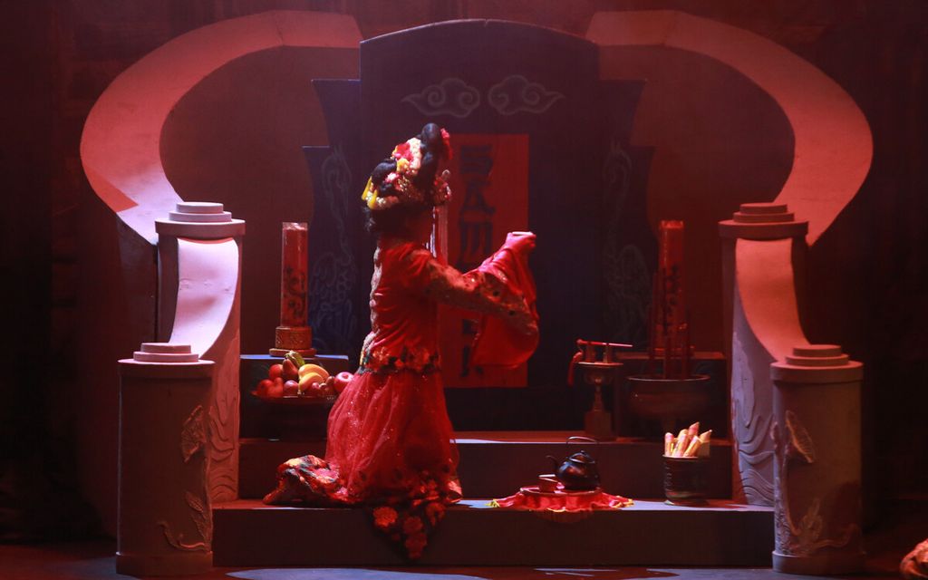 Adegan dalam geladi bersih pementasan teater Sampek Engtay karya Nano Riantiarno di Ciputra Artpreneur, Jakarta, Jumat (4/3/2022). Teater Koma akhirnya memenuhi janji untuk menggelar pertunjukan lakon ”Sampek Engtay” setelah tertunda hampir dua tahun lamanya karena pandemi. Pertunjukan ini akan berlangsung pada 5 sampai 6 Maret 2022 di Ciputra Artpreneur Theatre, Jakarta. Pergelaran ”Sampek Engtay”  diselenggarakan tetap menjalankan protokol kesehatan yang ketat. 