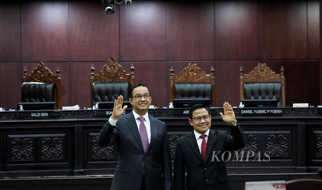 Anies Baswedan (kiri) dan Muhaimin Iskandar (kanan) melambaikan tangan seusai sidang pendahuluan perkara Perselisihan Hasil Pemilihan Umum (PHPU) Pemilihan Presiden dalam Pemilu 2024 di Mahkamah Konstitusi, Jakarta, Rabu (27/3/2024). 
