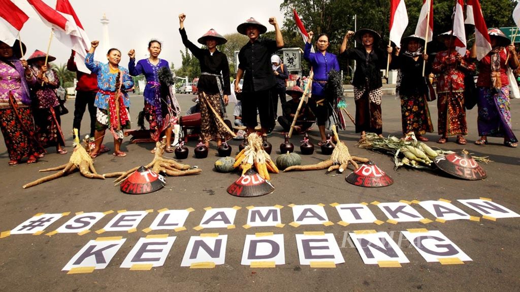 Para petani dan warga kawasan karst Kendeng, Rembang, Jawa Tengah, kembali menggelar aksi di depan Istana Negara, Jakarta, Kamis (2/8/2018), tepat dua tahun lalu mereka bertemu Presiden Joko Widodo di Istana Negara. 
