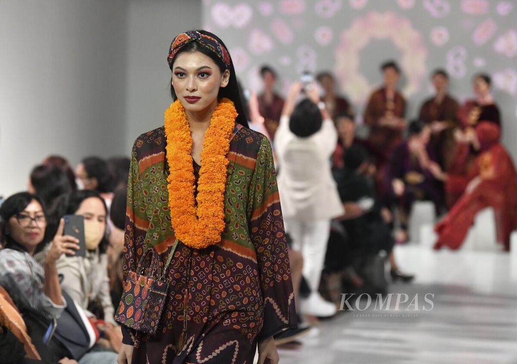 Busana rancangan desainer Ghea Panggabean dengan tema Pelangi Palembang dan Sumba dalam Bazaar Fashion Festival di Senayan City, Jakarta, Jumat (5/8/2022).