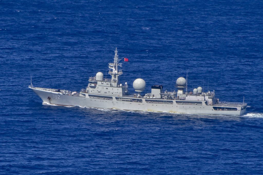 Dalam foto yang dirilis Departemen Pertahanan Australia tampak kapal intelijen atau kapal mata-mata Angkatan Laut China tengah berlayar di lepas pantai perairan barat Australia, Jumat (13/5/2022).