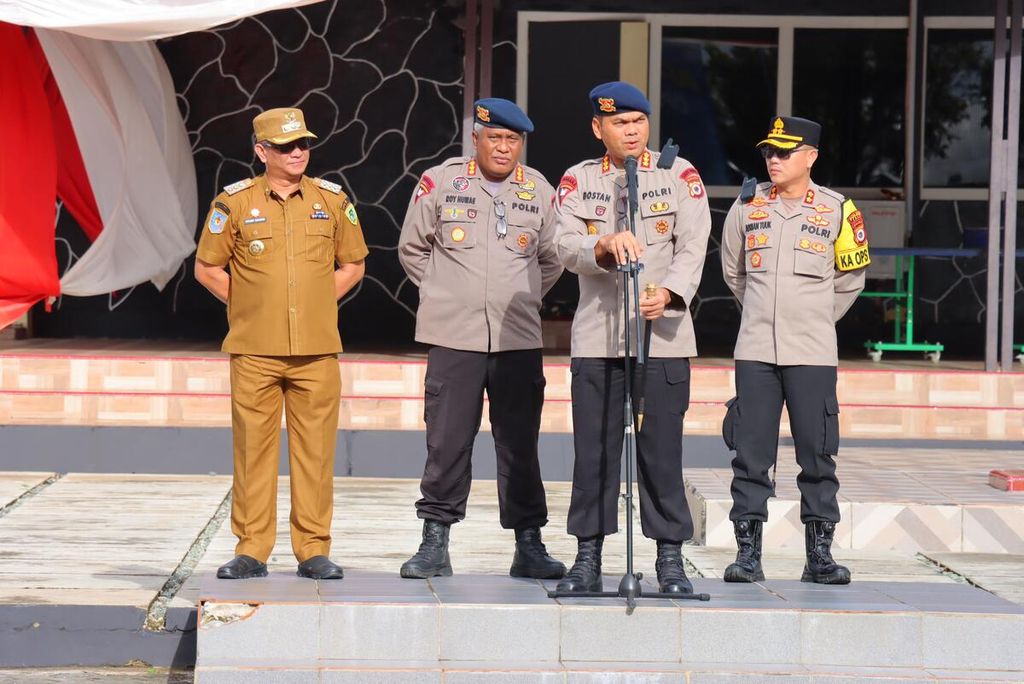 Penjabat Wali Kota Tual Affandy Hasanusi (kiri), Komanden Resimen I Pasukan III Brimob Polri Komisaris Besar Reinhard Huwae, Komandan Satuan Brimob Polda Maluku Komisaris Besar Dostan Siregar (di depan mikrofon), dan Kepala Kepolisian Resor Tual Ajun Komisaris Besar Adrian Tuuk dalam pengarahan kepada anggota di apel gabungan di lapangan kantor Polres Tual, Tual, Maluku, Selasa (30/7/2024).