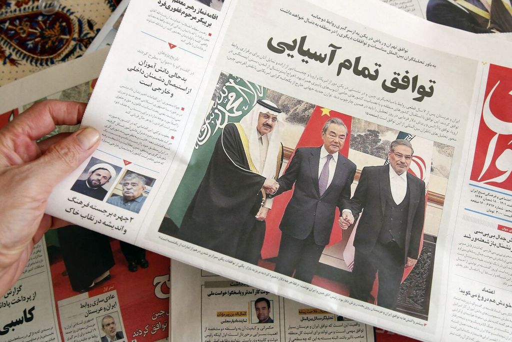 Koran di Teheran, Iran, Sabtu (11/3/2023), melaporkan di halaman depan mengenai perjanjian yang difasilitasi China sehingga Iran dan Arab Saudi kembali menjalin hubungan diplomatik.