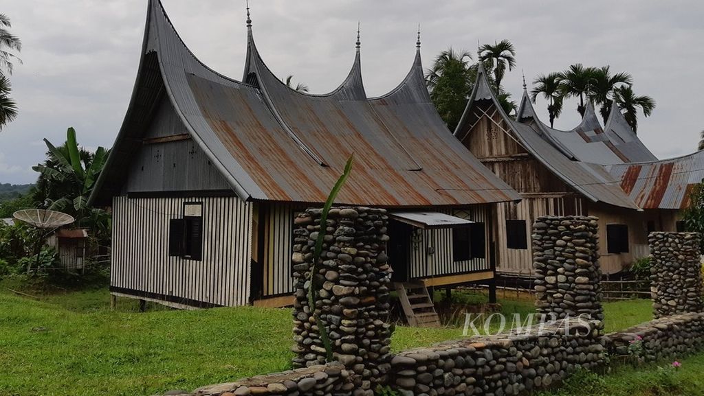 Salah satu rumah gadang di Kampung Adat Nagari Sijunjung, Kabupaten Sijunjung, Sumatera Barat, pada Senin (18/12/2023) siang. Kampung adat ini ditetapkan sebagai kampung pemilu.