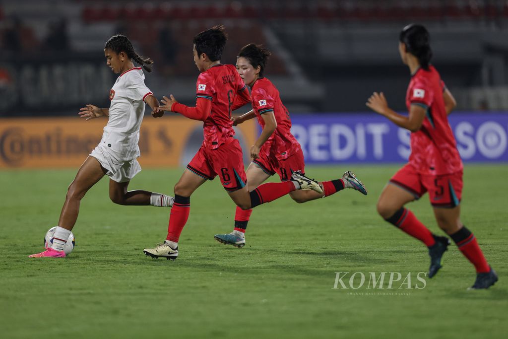 Two players from the South Korean U-17 women's team chase after Indonesian player Claudia Scheunemann (left) during a Group A match of the Women's U-17 Asia Cup at Captain I Wayan Dipta Stadium in Gianyar, Bali on Thursday (9/5/2024).