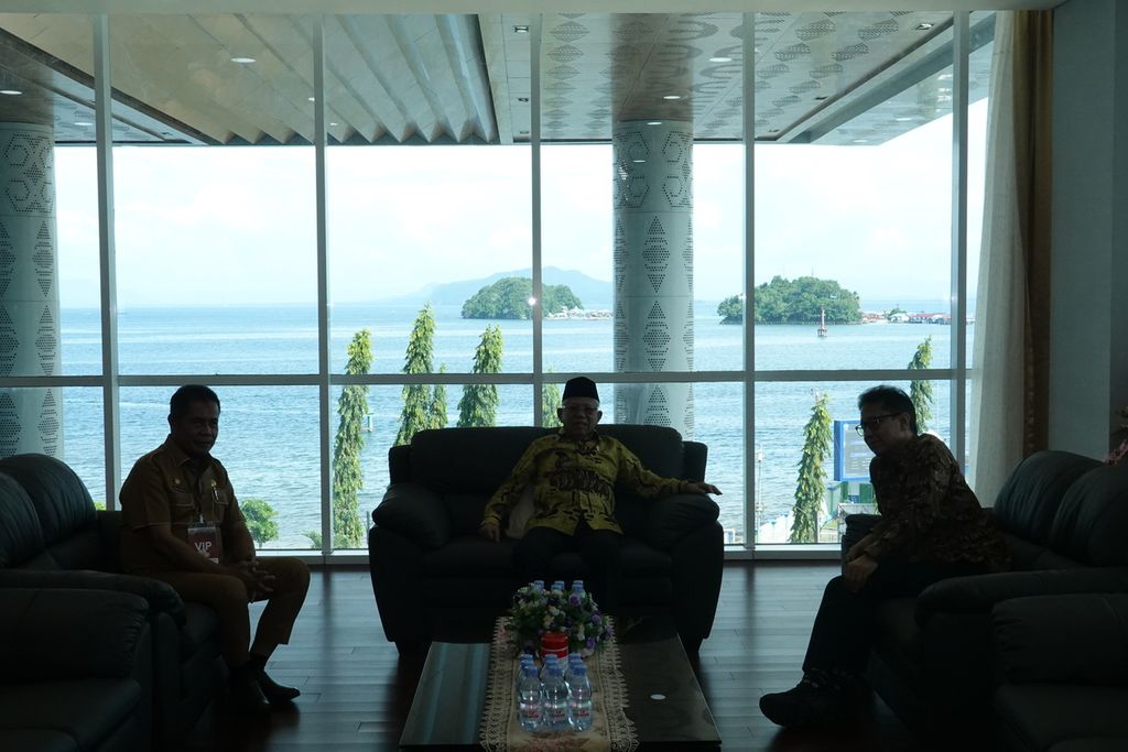 Wakil Presiden Maruf Amin berkantor di kantor Gubernur Papua di Jayapura, Selasa (10/10/2023). Ruangan kantor Wapres Amin di Papua tampak nyaman dengan pemandangan mengarah ke Samudra Pasifik.