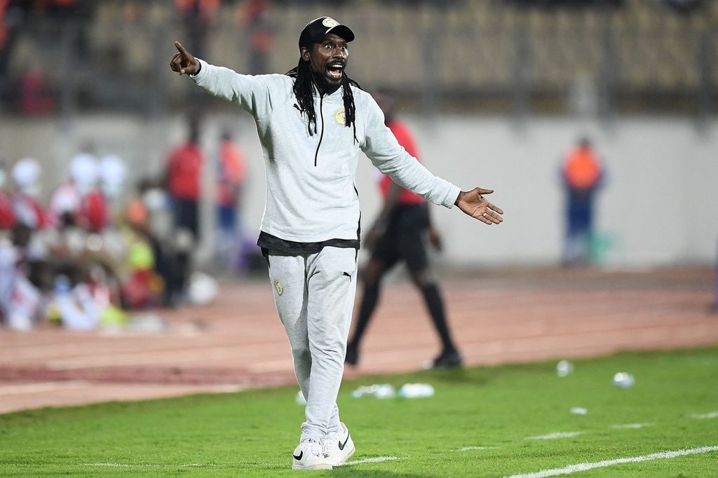 Pelatih Senegal Aliou Cisse memberi instruksi kepada para pemainnya pada laga semifinal Piala Afrika 2021 di Stadion Ahmadou Ahidjo, Yaounde, Kamerun, Rabu (2/2/2022). 