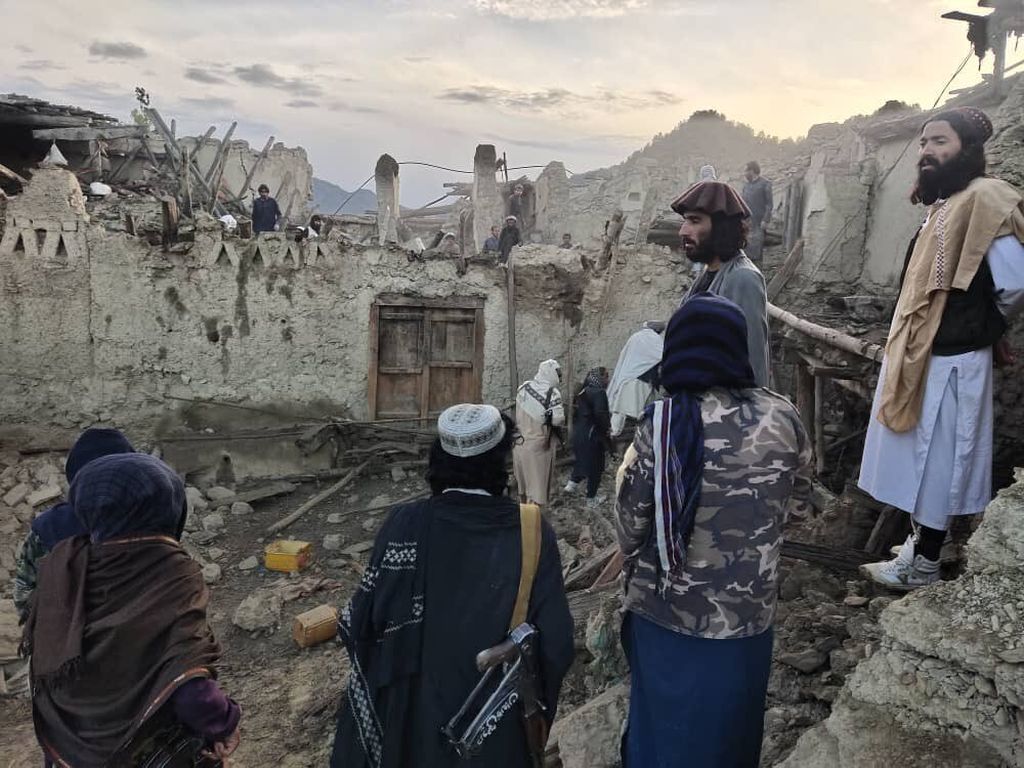 Warga Afghanistan memandangi kerusakan bangunan yang ditimbulkan oleh gempa di Provinsi Paktika, Afghanistan timur, Rabu (22/6/2022). 