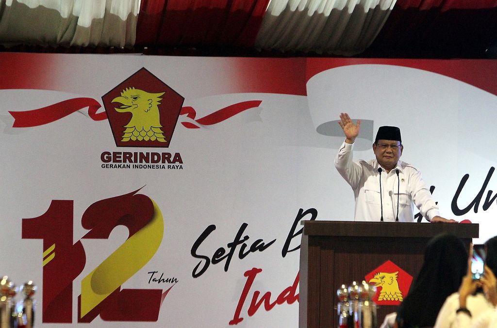 Ketua Dewan Pembina Partai Gerindra Prabowo Subianto memberikan salam kepada wartawan saat menyampaikan pengarahan dalam peringatan HUT ke-12 Partai Gerindra di Kantor DPP Partai Gerindra, Jakarta Selatan, Kamis (6/2/2020).