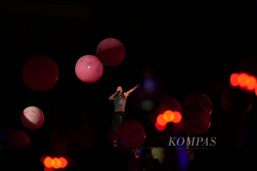 Vokalis Coldplay, Chris Martin, memeriahkan konser bertajuk Coldplay Music of the Spheres World Tour di Stadion Utama Gelora Bung Karno, Jakarta, Rabu (15/11/2023). Meskipun ada pemilihan umum, promotor telah menyusun jadwal konser sebelum dan sesudah pemilu.