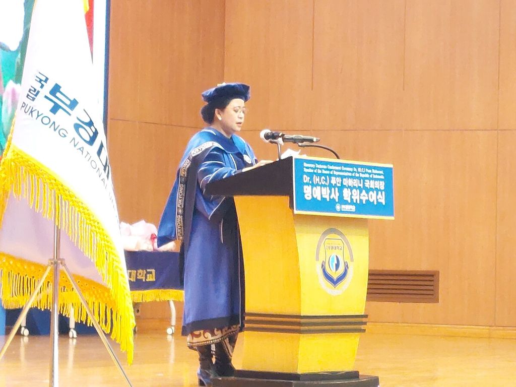Ketua DPR Puan Maharani menyampaikan pidato ilmiah saat menerima gelar doktor kehormatan dari Pukyong National University di Busan, Korea Selatan, Senin (7/11/2022).