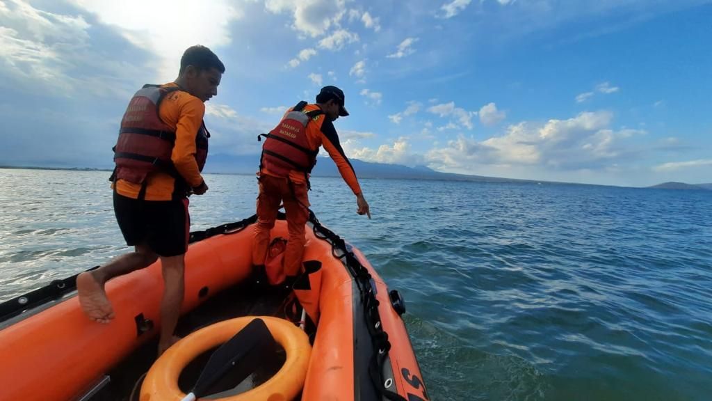Tim SAR dari Kantor SAR Mataram mencari warga yang hilang di Pantai Kalaki, Bima, NTB, Minggu (2/10/2022).