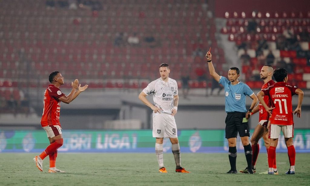 The referee shows the red card given to Bali United player, Eber Henrique Ferreira de Bessa, in the first leg match for the third and fourth place in the 2023/2024 League 1 Championship series between Bali United FC and Borneo FC at the Captain's Stadium I Wayan Dipta, Gianyar, Bali Saturday (25/5/2024) evening.