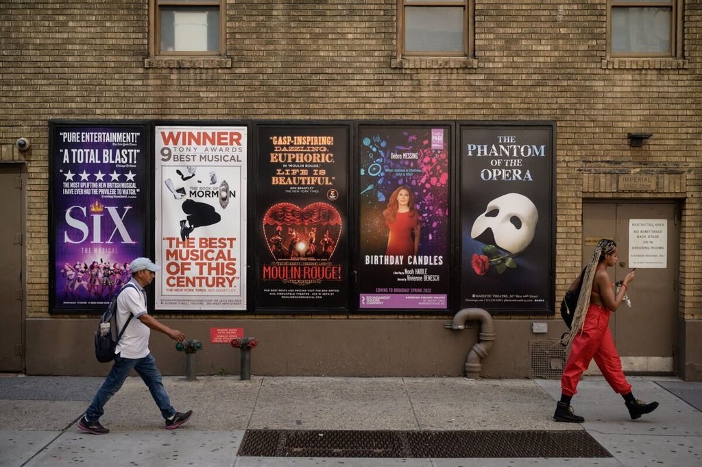 Poster-poster pertunjukan musikal Broadway terpasang di luar Gedung Teater Richard Rodgers Theatre di New York, Amerika Serikat, Selasa (14/9/2021). Setelah ditutup sejak Maret 2020 akibat pandemi Covid-19, panggung teater Broadway kembali dibuka. 