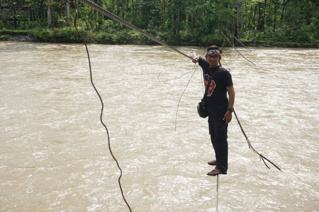 Penulis saat mencoba meniti jembatan kabel baja di Desa Sikundo, Kecamatan Pante Ceureumen, Kabupaten Aceh Barat, Provinsi Aceh, pada Februari 2019.