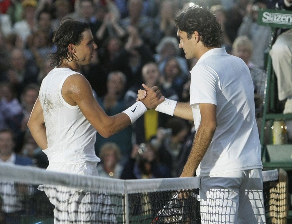 Rafael Nadal (kiri) mendapat ucapan selamat dari Roger Federer, yang dikalahkannya pada final Wimbledon, 6 Juli 2008. Saat itu pertama kalinya Nadal menjadi juara di Wimbledon. Semangat sportivitas dan saling hormat antaratlet menjadi salah satu ciri khas olahraga. 