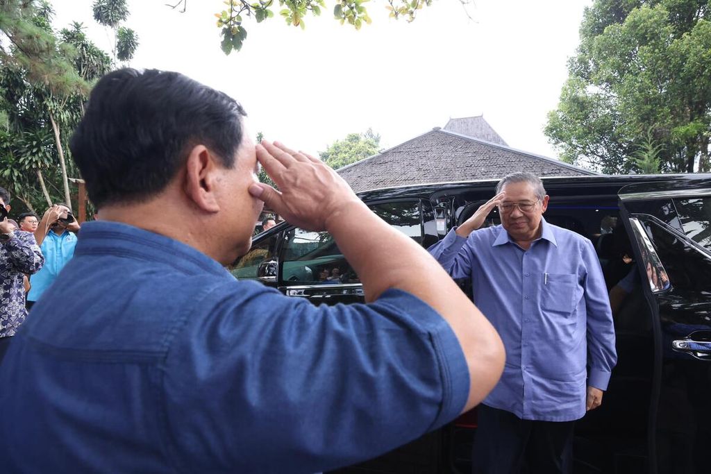 Ketua Majelis Tinggi Partai Demokrat Susilo Bambang Yudhoyono memberikan hormat kepada Ketua Umum Partai Gerindra Prabowo Subianto saat tiba di kediaman Prabowo di Hambalang, Jawa Barat, Minggu (17/9/2023).