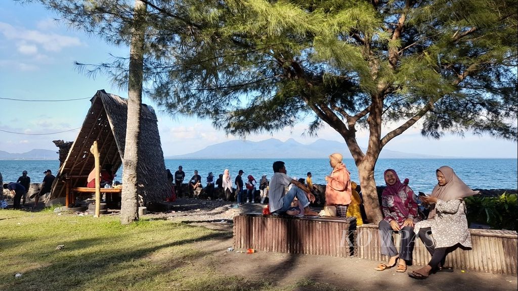 Suasana sore yang asyik terlihat di Pantai Cacalan di Kelurahan Klatak, Kecamatan Kalipuro, Kabupaten Banyuwangi, Jawa Timur, Minggu (22/5/2022). Pantai yang berjarak sekitar 4 kilometer dari Kota Banyuwangi ini banyak dikunjungi wisatawan lokal, seperti Bondowoso, Jember, dan Situbondo.