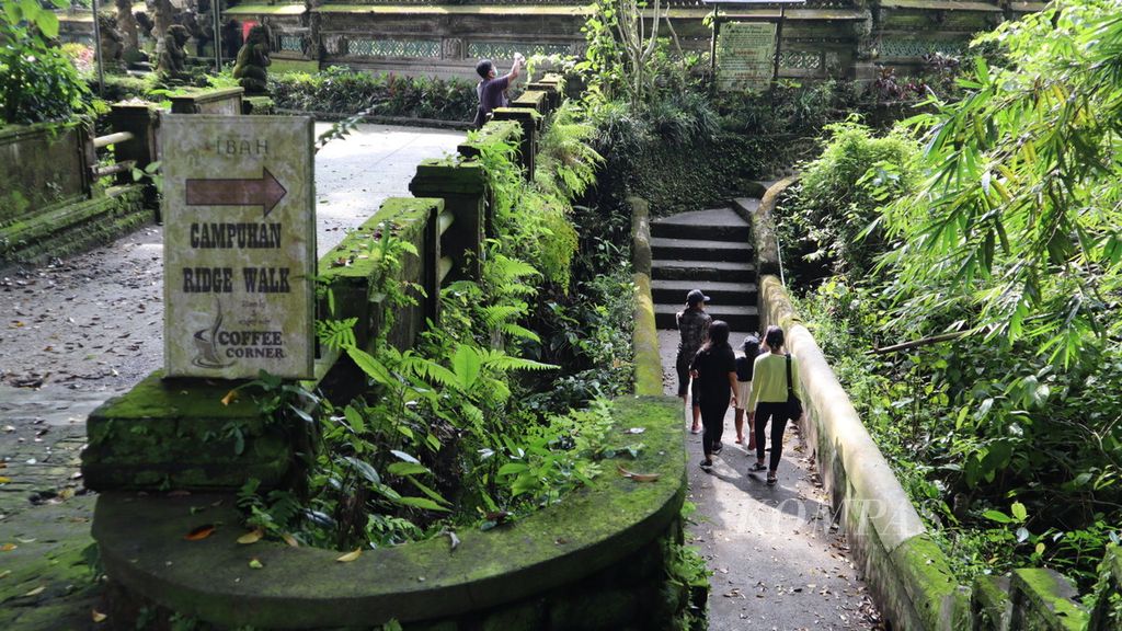 Sejumlah warga memasuki daerah Campuhan Ridge Walk di Ubud, Gianyar, Bali, Rabu (23/3/2022).