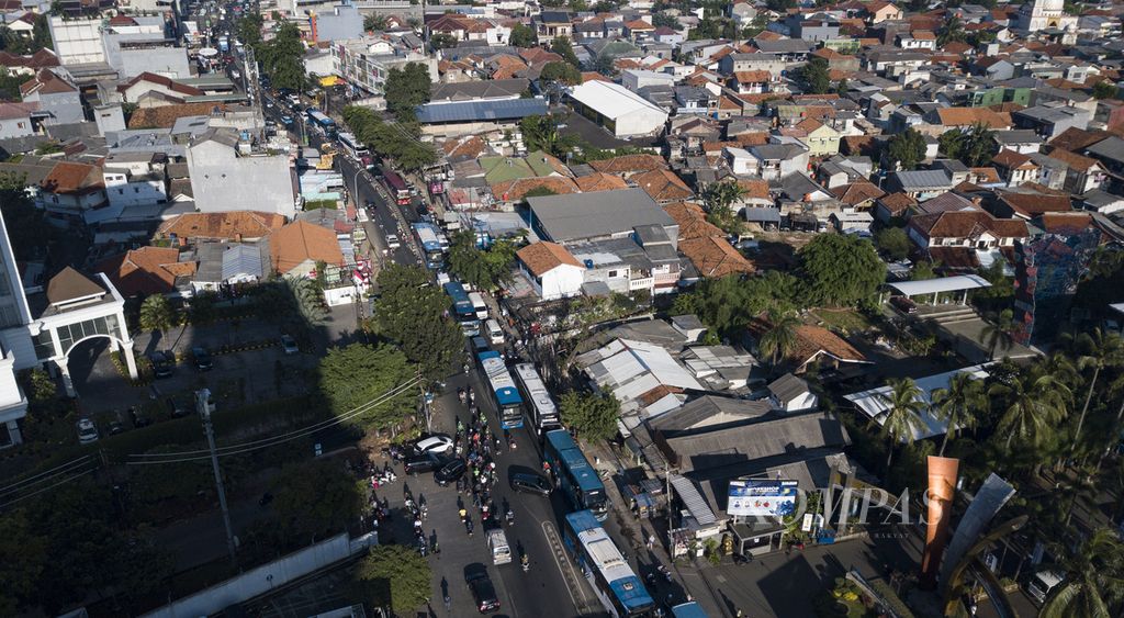 Kemacetan panjang di ruas Jalan Ciledug Raya, menjelang Halte Transjakarta Adam Malik, Jakarta Selatan, saat jam berangkat kerja, Senin (20/2/2023) pagi.