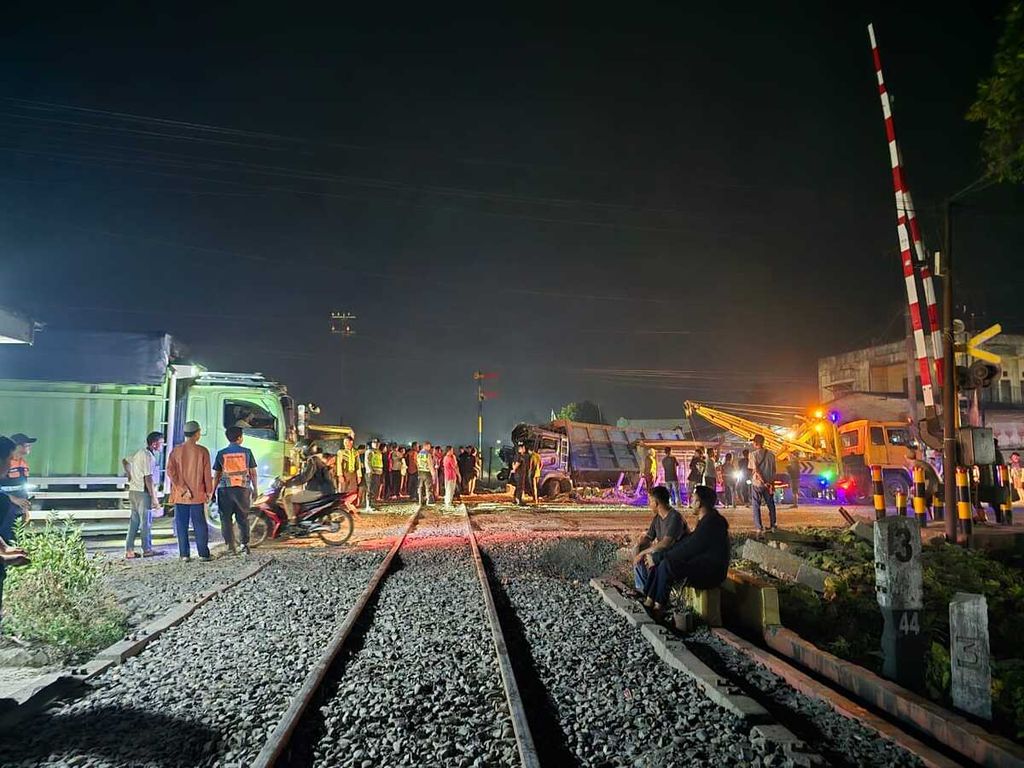 Petugas berhasil mengevakuasi truk yang tertabrak kereta api di Kabupaten Serdang Bedagai, Sumatera Utara, Selasa (19/3/2024) malam. 
