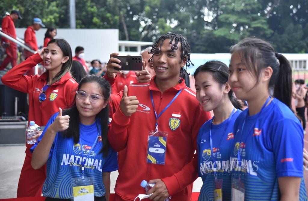 Pelari nasional Lalu Muhammad Zohri berfoto bersama penggemar pada hari terakhir putaran final Student Athletic Championship (SAC) Indonesia 2023 di Stadion Madya Senayan, Jakarta, Jumat (13/1/2023). 