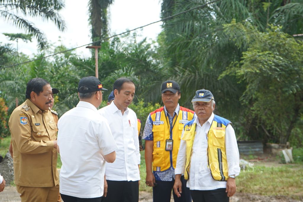 Presiden Joko Widodo memberikan pengarahan kepada jajarannya terkait perbaikan jalan di Bengkulu Utara, Provinsi Bengkulu, Jumat (21/7/2023). Bulan ini perbaikan jalan terus dilakukan, termasuk beberapa provinsi seperti Sumatera Utara, Jambi, dan Lampung.