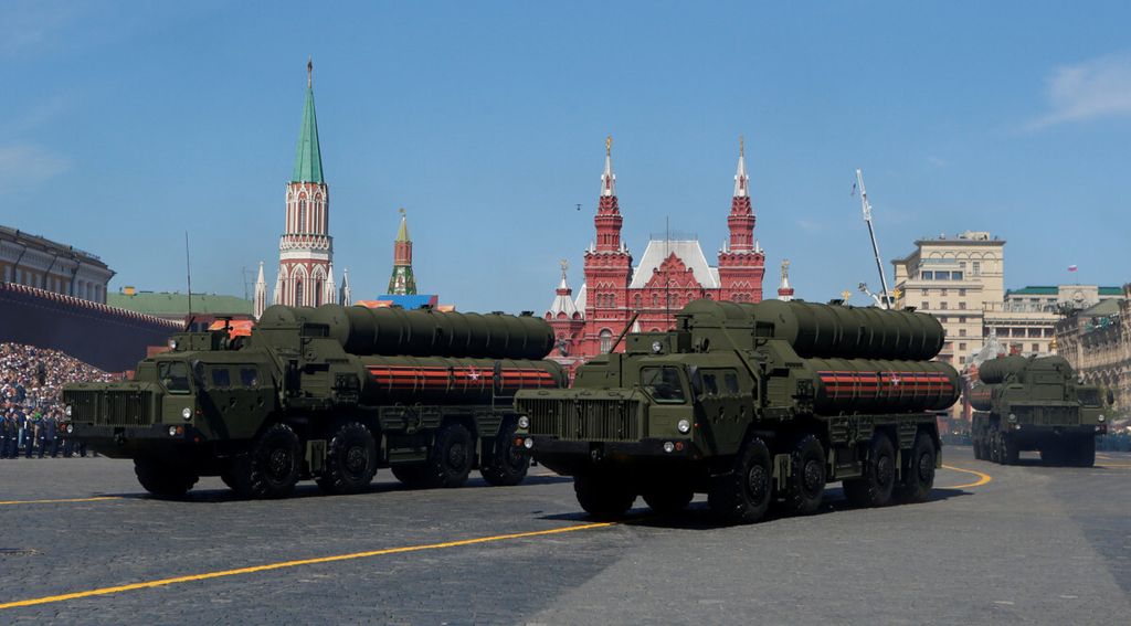 Sistem pertahanan udara s-400 dipamerkan dalam parade di Moskwa, Rusia pada Mei 2018. Rusia akan menempatkan s-400 di Semenanjung Krimea, wilayah Ukraina yang direbut Rusia pada 2014. Rencana penempatkan itu diumumkan di tengah ketegangan Rusia-Ukraina