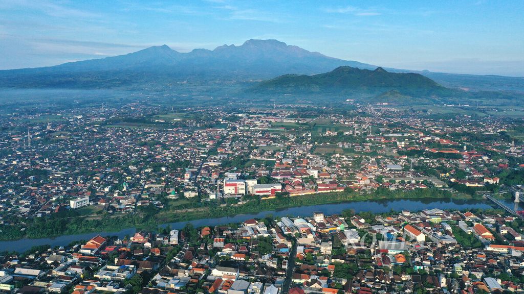 Lanskap Sungai Brantas yang membelah Kota Kediri dan latar Gunung Wilis di Jawa Timur, Selasa (2/11/2021). 