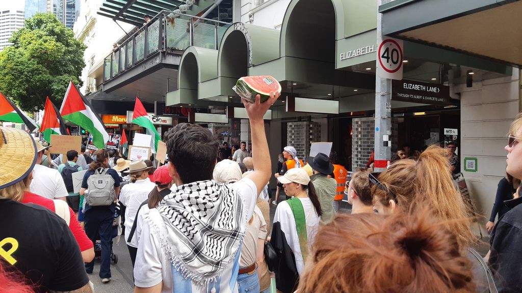 Semangka menjadi simbol pro-Palestina dalam unjuk rasa di Brisbane, Queensland, Australia, Minggu (19/11/2023).