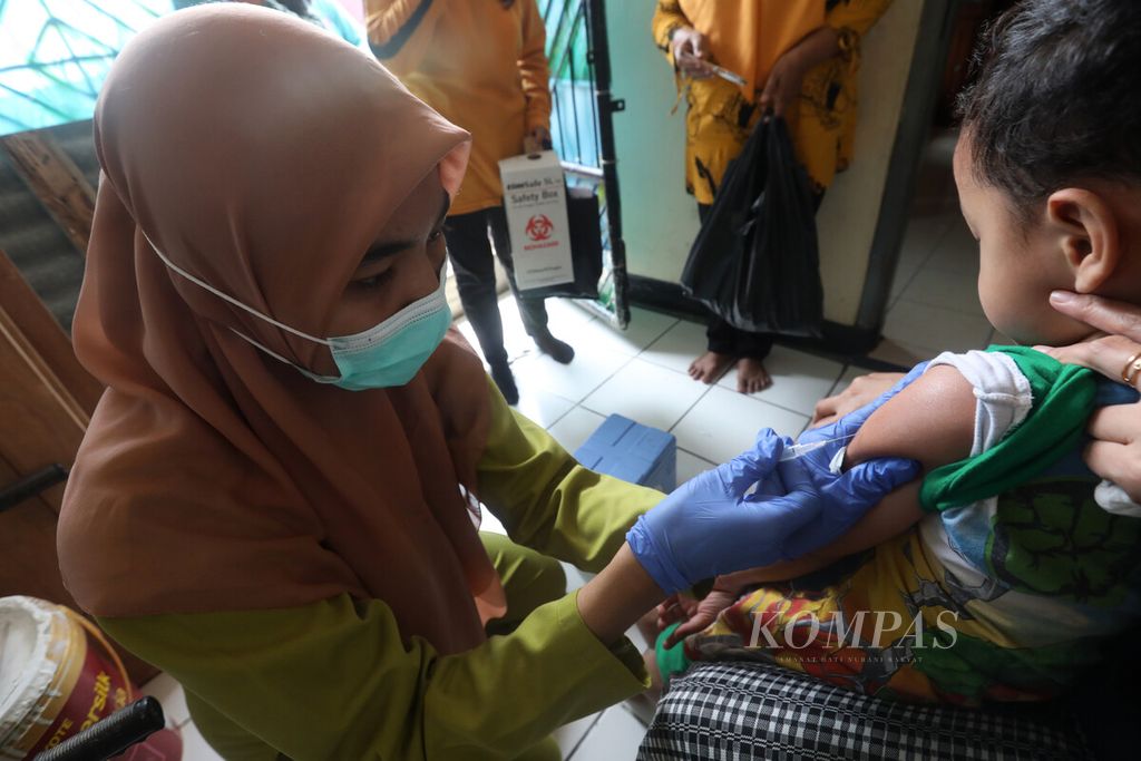 Tenaga kesehatan dari Puskesmas Kelurahan Cililitan memberikan suntikan imunisasi kepada anak balita di permukiman di kawasan RW 001 Kelurahan Cililitan, Kecamatan Kramat ati, Jakarta Timur, Senin (22/8/2022).