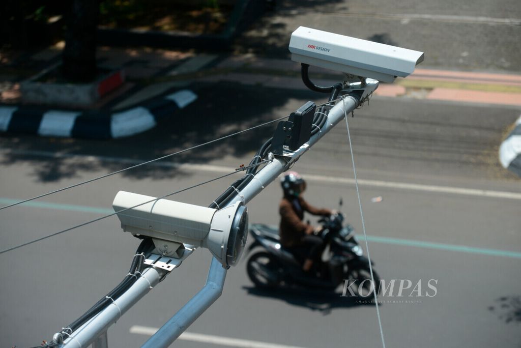 Kamera dipasang di Jalan Pandanaran, Kota Semarang, Jawa Tengah, 23 Maret 2021. Kamera tersebut terhubung ke Regional Traffic Management Center (RTMC) Ditlantas Polda Jateng. 