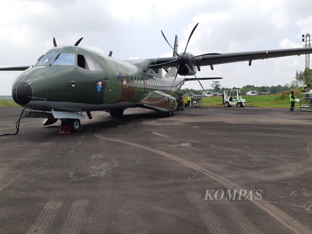 Pesawat CN-395 milik TNI Angkatan Udara digunakan untuk penerapan teknologi modifikasi cuaca (TMC) proses penyemaian awan hujan di Pangkalan TNI Angkatan Udara Sri Mulyono Herlambang, Palembang, Sumatera Selatan, Rabu (12/8/2020). TMC kembali dilanjutkan karena adanya potensi awan hujan sampai September. Ini dilakukan untuk mencegah kebakaran lahan.