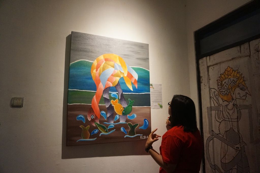 Pengunjung melihat pameran "Dongeng Nusantara" di Galeri Kie Art, Desa Sidareja, Purbalingga, Jawa Tengah, Minggu (12/3/2023).
